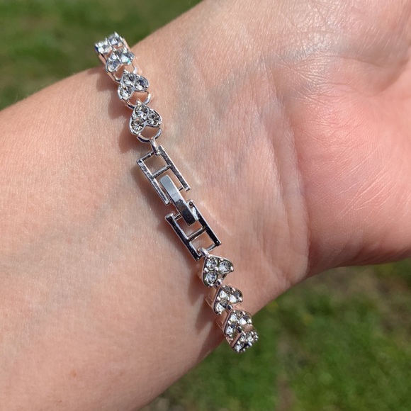 T&M Treasures Heart-Shaped Rhinestone Beaded 7” Silver Plated Bracelet NEW - Picture 6 of 7